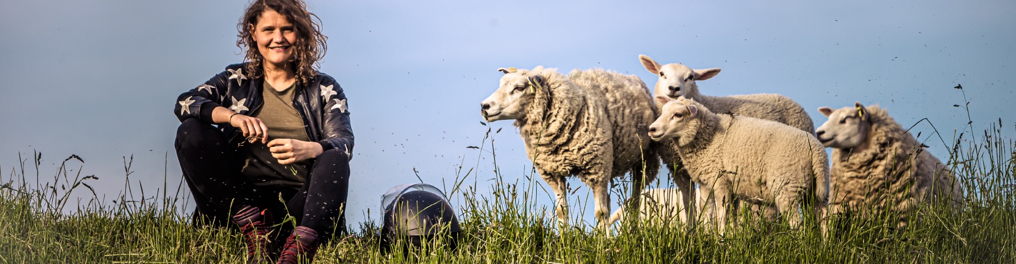 Laura naast schapen