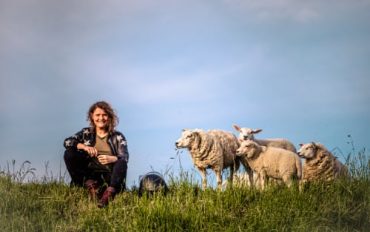 Laura naast schapen